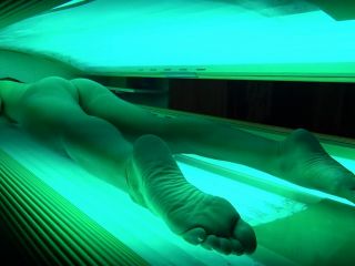 BRUNETTE AMATEUR SECRETLY FILMED HUMPING VIBE IN TANNING BED-FOOT FETISH-5