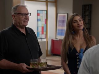 Sofia Vergara - Modern Family s10e02 (2018) HD 1080p!!!-5