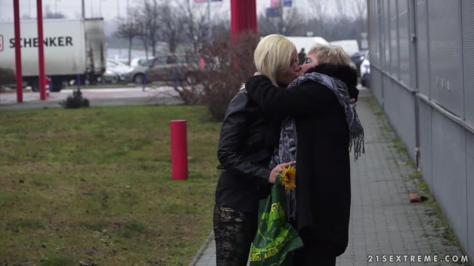 Love in the bus stop BBW!