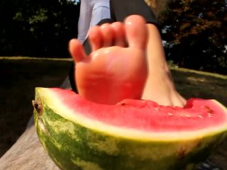 xxx video clip 14 Feet Cruush Watermelon - { - feet porn busty blonde vintage-5