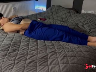 [GetFreeDays.com] Masturbieren auf dem Bett im BH. Multiple Orgasmen Vorspiel vor dem unglaublichen Sex mit Clyde Sex Video June 2023-1