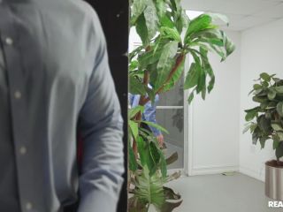 [WorkMeHarder] Luna Legend Office Intern Fucks Before Meeting [06.01.23] [1080p]-3