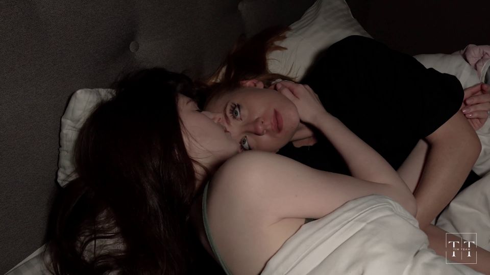 [GetFreeDays.com] This Girl Is Getting Very Wet From My Fingers LGBT lesbian lift and carry porn