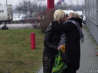 Love in the bus  stop-0