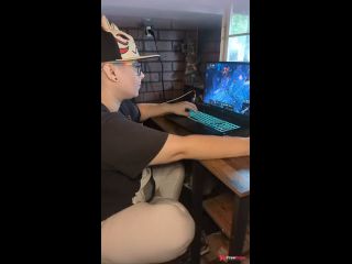 [GetFreeDays.com] Chubby Nerd Playing League of Legends Porn Film December 2022-4